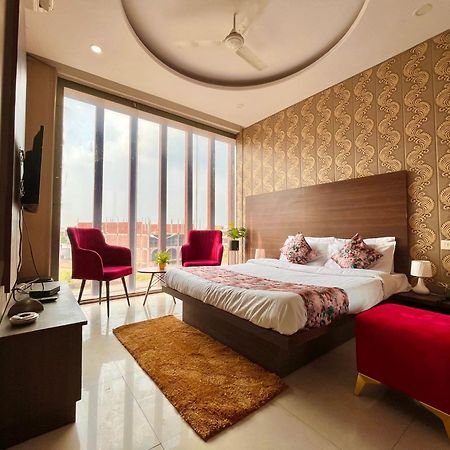 Hotel The Pearl Grand - Top Rated ! Most Awarded ! Parking ! Lift ! Luxury Rooms ! Best Selling Zirakpur Zewnętrze zdjęcie