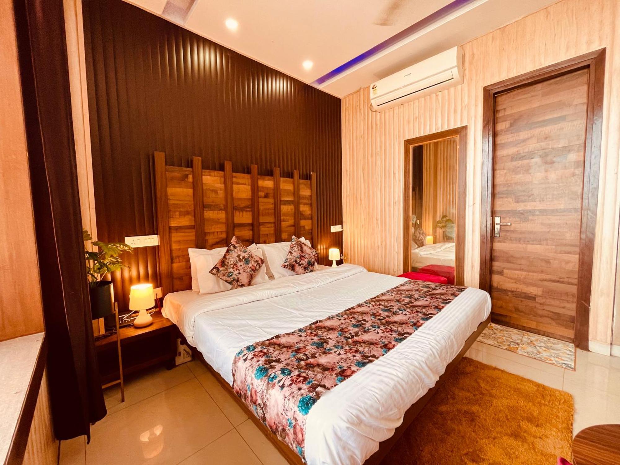 Hotel The Pearl Grand - Top Rated ! Most Awarded ! Parking ! Lift ! Luxury Rooms ! Best Selling Zirakpur Zewnętrze zdjęcie