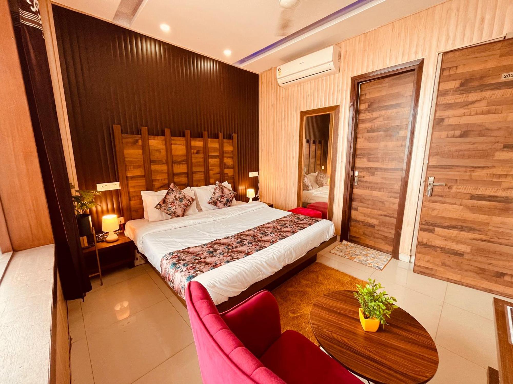 Hotel The Pearl Grand - Top Rated ! Most Awarded ! Parking ! Lift ! Luxury Rooms ! Best Selling Zirakpur Zewnętrze zdjęcie